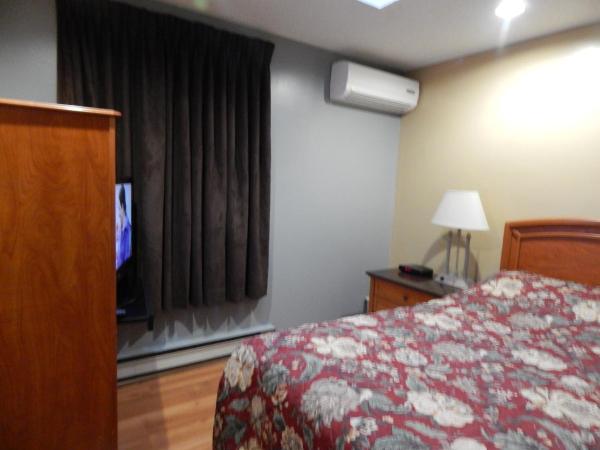 Nox Hostel : photo 8 de la chambre chambre double avec salle de bains commune