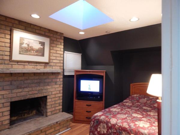 Nox Hostel : photo 8 de la chambre chambre triple avec salle de bains commune