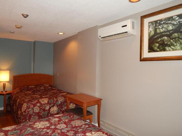 Nox Hostel : photo 9 de la chambre chambre triple avec salle de bains commune