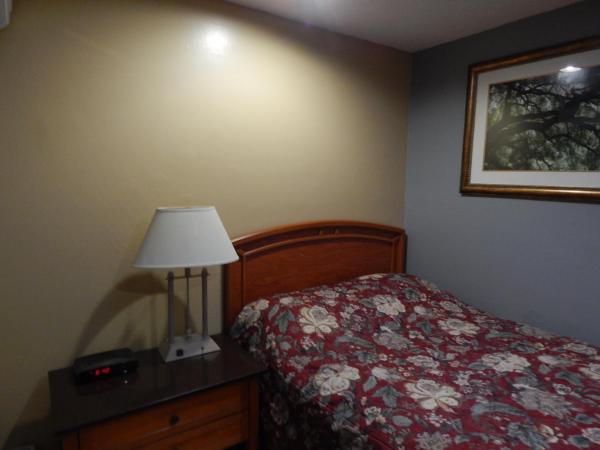 Nox Hostel : photo 10 de la chambre chambre double avec salle de bains commune