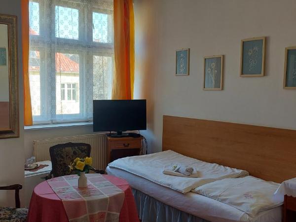 Hotel Garni : photo 3 de la chambre chambre lits jumeaux avec lit d'appoint (3 adultes)