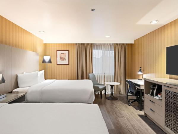 Executive Hotel Vancouver Airport : photo 7 de la chambre chambre 2 lits doubles sur cour