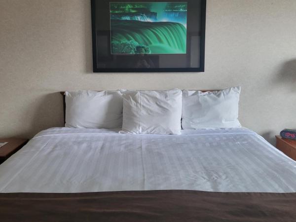 Travelodge by Wyndham Niagara Falls At the Falls : photo 2 de la chambre chambre lit king-size - non-fumeurs