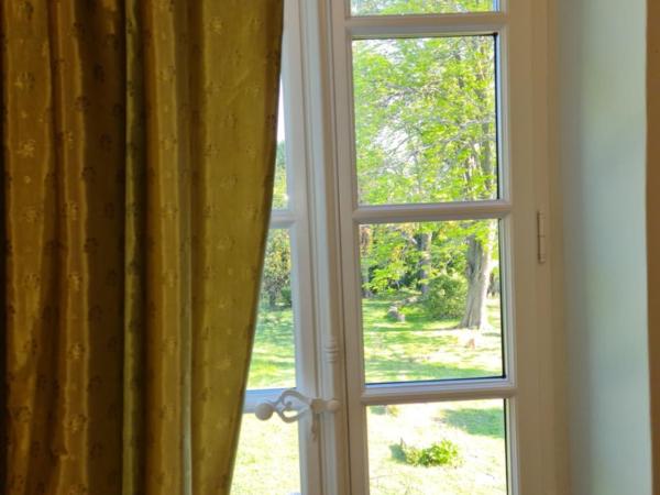Chambres d'hotes le Domaine de Romanil : photo 1 de la chambre chambre lit king-size - vue sur jardin
