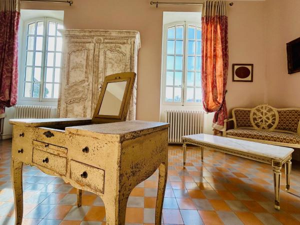 Chambres d'hotes le Domaine de Romanil : photo 5 de la chambre chambre lit king-size supérieure