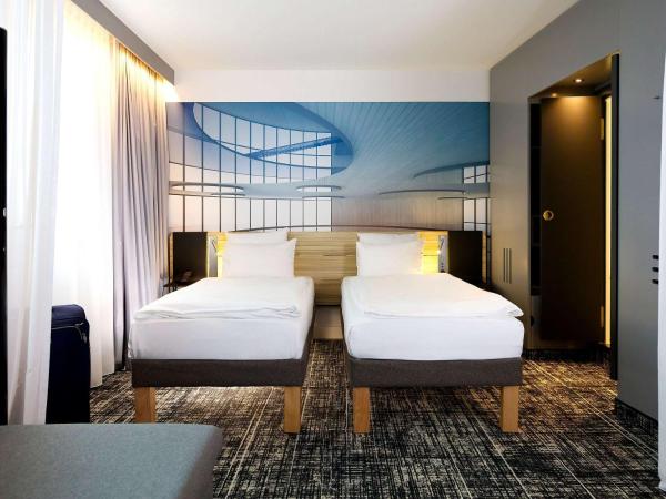 Novotel Suites Berlin City Potsdamer Platz : photo 2 de la chambre suite standard avec lits jumeaux et canapé-lit