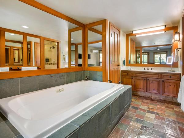 Hilton Grand Vacations Club Whistler : photo 4 de la chambre suite 1 chambre lit king-size premier avec canapé-lit