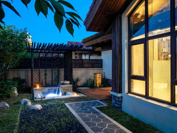 Holiday Inn Dalian Hot Spring, an IHG Hotel : photo 1 de la chambre suite lit king-size avec accès à la cour