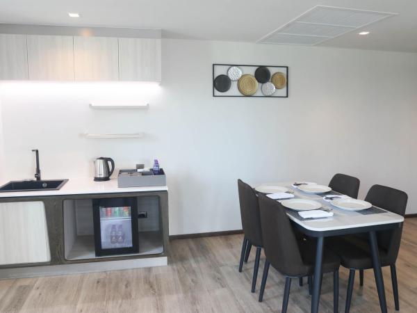 Amethyst Hotel Pattaya : photo 8 de la chambre suite duplex améthyste avec bassin profond