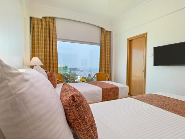 Fariyas Hotel Mumbai , Colaba : photo 1 de la chambre deluxe sea view room with cut fruit platter (on call) & unlimited drinks between 18:30 and 19:30 at tamarind restaurant (t&c apply)