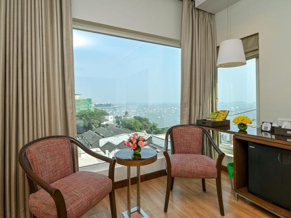 Fariyas Hotel Mumbai , Colaba : photo 1 de la chambre suite room with mini bar hamper (non-alcoholic), bottle of wine, chef’s choice veg or non-veg platter, 4 pieces of laundry & unlimited drinks between 18:30 and 19:30 at tamarind restaurant (t&c apply)