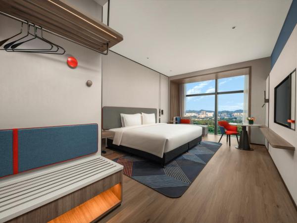 Holiday Inn Express Shenzhen Futian Center, an IHG Hotel : photo 4 de la chambre 1 king standard golf view extra floor space