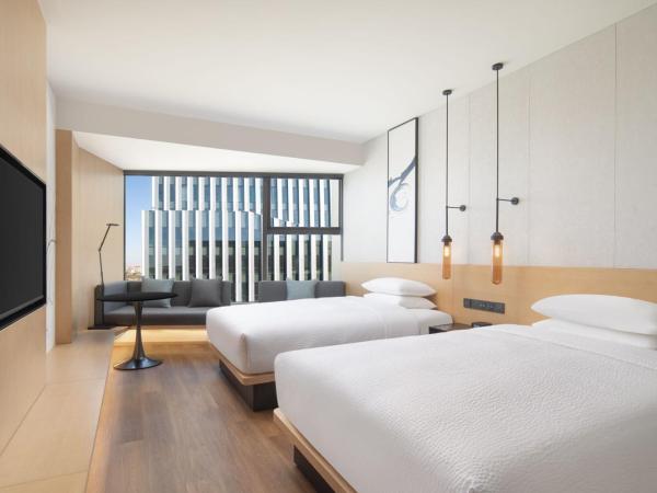 Fairfield by Marriott Shanghai Lingang Special Area : photo 5 de la chambre chambre double de luxe avec 2 lits doubles et vue sur ville