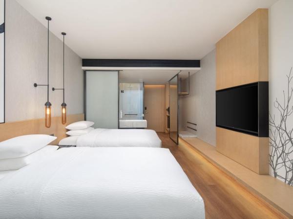 Fairfield by Marriott Shanghai Lingang Special Area : photo 6 de la chambre chambre double de luxe avec 2 lits doubles et vue sur ville