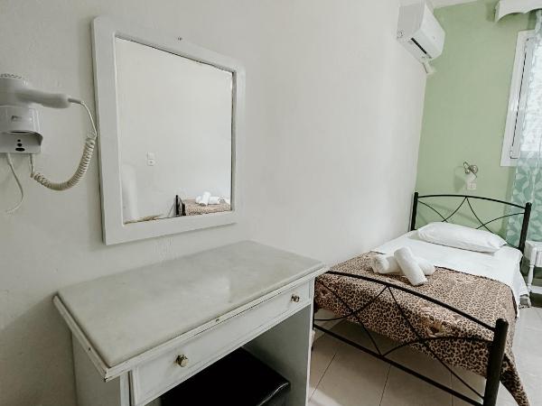 Hotel Thirasia : photo 7 de la chambre chambre quadruple classique