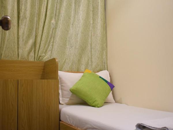 ZEST STAYS - IIT : photo 4 de la chambre chambre double avec salle de bains commune