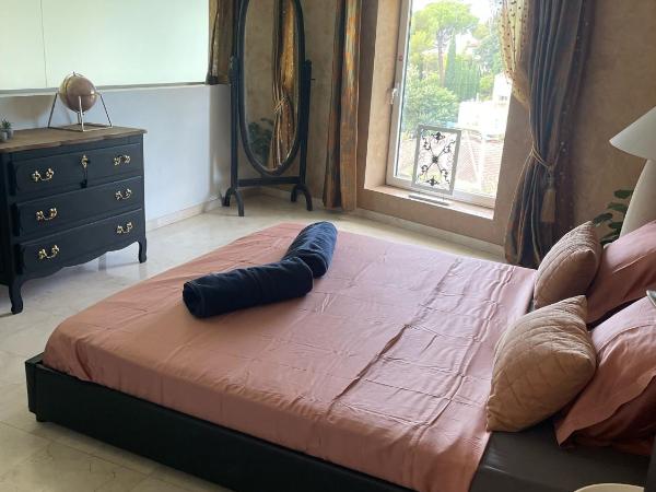 Villa St Jean SUITE Romantique : photo 1 de la chambre suite lit king-size - vue sur piscine