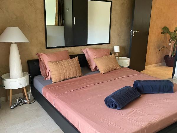 Villa St Jean SUITE Romantique : photo 2 de la chambre suite lit king-size - vue sur piscine