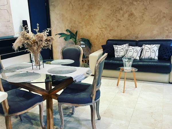 Villa St Jean SUITE Romantique : photo 5 de la chambre suite lit king-size - vue sur piscine