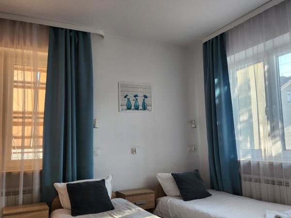 Hostel Mleczna - Metro Zacisze : photo 2 de la chambre chambre double deluxe avec balcon