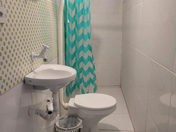 Hostel Margo : photo 10 de la chambre chambre double avec salle de bains privative