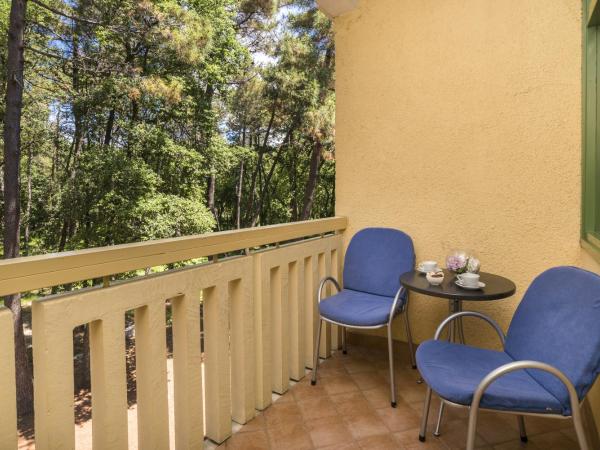 Hotel Aurora Plava Laguna : photo 3 de la chambre chambre classique avec balcon - côté parc