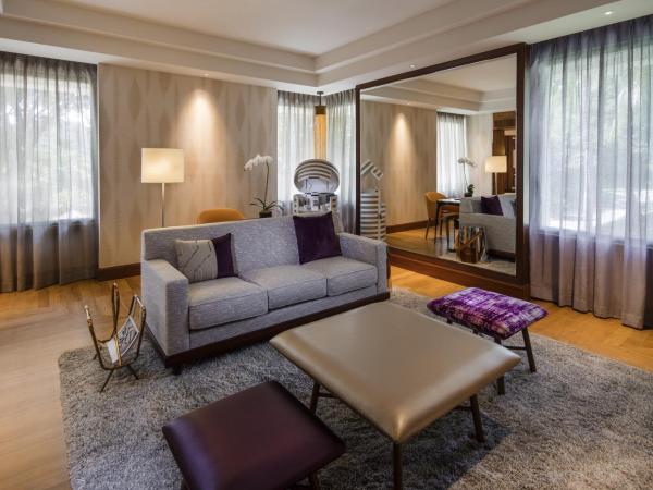 Sofitel Singapore Sentosa Resort & Spa : photo 6 de la chambre suite junior (suite décloisonnée) avec 1 lit king-size