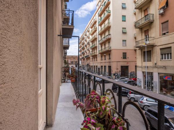 LA VECCHIA PALERMO : photo 6 de la chambre chambre lit king-size avec balcon