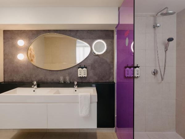 Hotel Indigo Sydney Potts Point, an IHG Hotel : photo 5 de la chambre one-bedroom suite with city skyline view