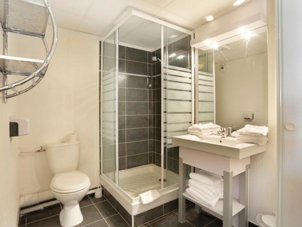 Vacancéole - Résidence Cap Camargue : photo 2 de la chambre appartement en duplex 2 chambres avec climatisation - vue sur piscine