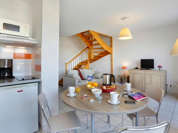 Vacancéole - Résidence Cap Camargue : photo 3 de la chambre appartement en duplex 2 chambres avec climatisation - vue sur piscine