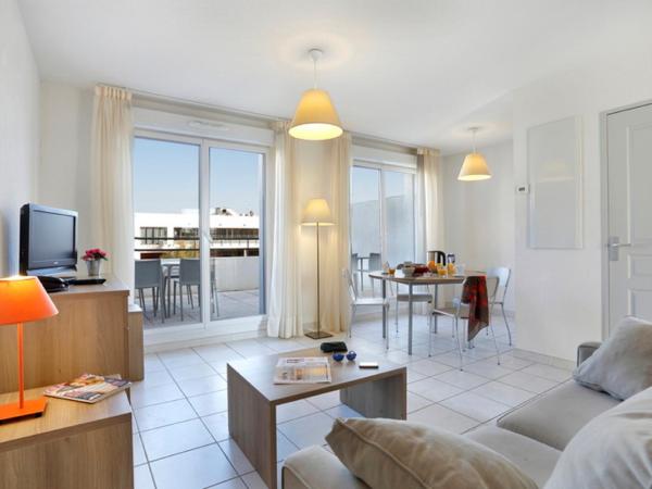 Vacancéole - Résidence Cap Camargue : photo 4 de la chambre appartement en duplex 2 chambres avec climatisation - vue sur piscine