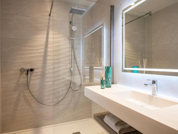 Résidence Hôtelière Chambord au coeur de Menton - entièrement rénovée : photo 3 de la chambre chambre double deluxe