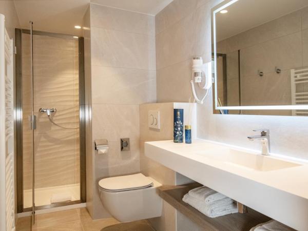 Résidence Hôtelière Chambord au coeur de Menton - entièrement rénovée : photo 2 de la chambre studio lit king-size deluxe