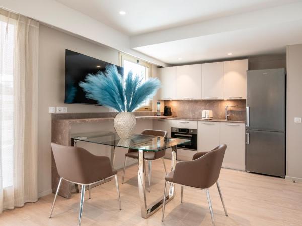 Résidence Hôtelière Chambord au coeur de Menton - entièrement rénovée : photo 2 de la chambre studio avec terrasse