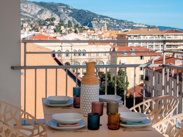 Résidence Hôtelière Chambord au coeur de Menton - entièrement rénovée : photo 3 de la chambre studio avec terrasse