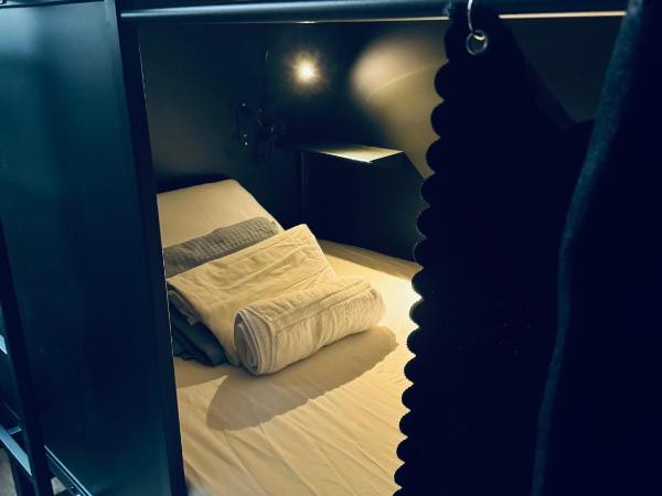 KAMA CENTRAL PARK : photo 3 de la chambre lit simple dans dortoir pour hommes avec salle de bains commune