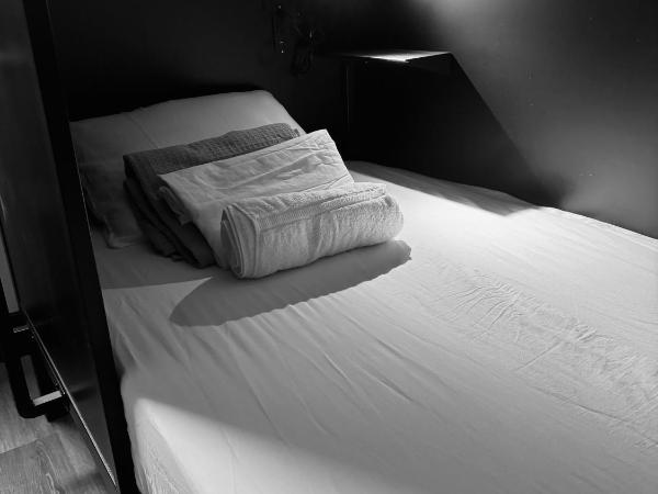 KAMA CENTRAL PARK : photo 4 de la chambre lit simple dans dortoir pour hommes avec salle de bains commune