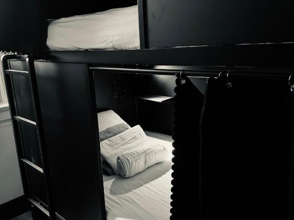 KAMA CENTRAL PARK : photo 6 de la chambre lit simple dans dortoir pour hommes avec salle de bains commune