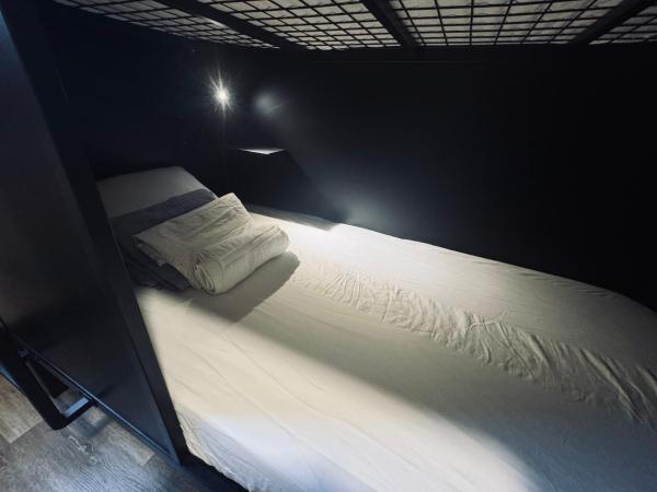 KAMA CENTRAL PARK : photo 2 de la chambre lit simple dans dortoir pour hommes avec salle de bains commune