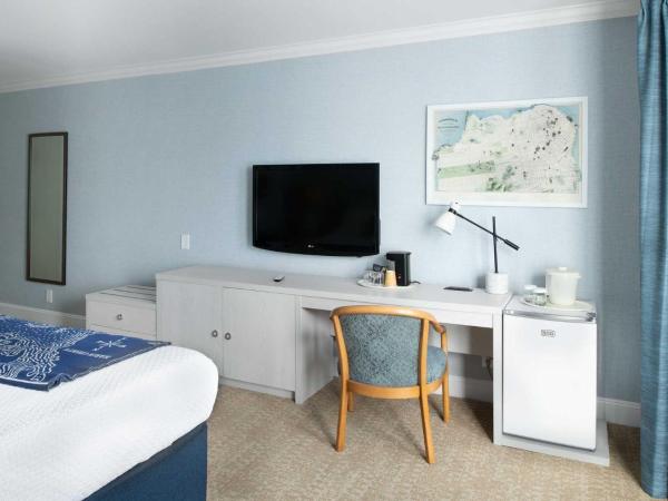 Coventry Motor Inn : photo 1 de la chambre two queen beds with a loveseat room