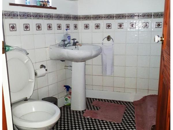 Private Annex, Little Flat, Private Entrance : photo 7 de la chambre chambre lits jumeaux avec salle de bains