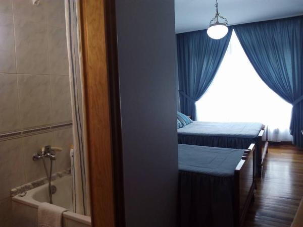 Hostal Pumar : photo 5 de la chambre chambre triple avec salle de bains privative