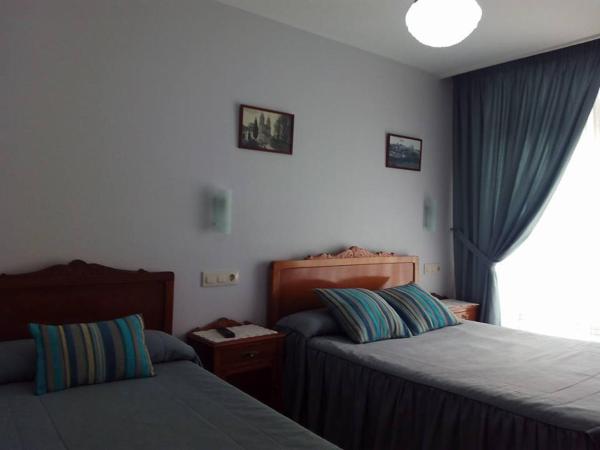 Hostal Pumar : photo 3 de la chambre chambre triple avec salle de bains privative