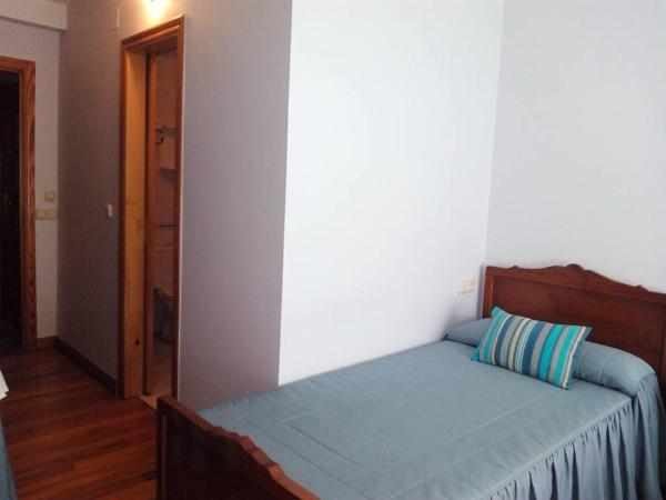 Hostal Pumar : photo 4 de la chambre chambre triple avec salle de bains privative