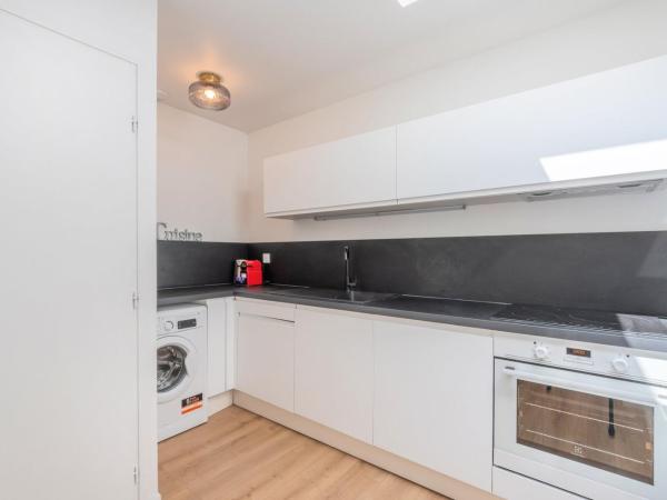 2 BR house w/ terrace, near train stations & metro : photo 7 de la chambre maison de vacances