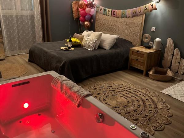 Mas Hinaiti - Suite romantique avec Spa et écran géant de cinéma : photo 6 de la chambre chambre double - vue sur jardin