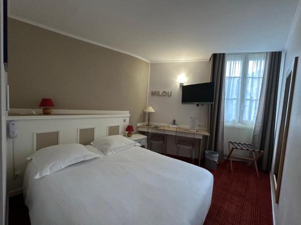 Logis Hôtel Restaurant LE MONARQUE : photo 4 de la chambre chambre double avec salle de bains privative