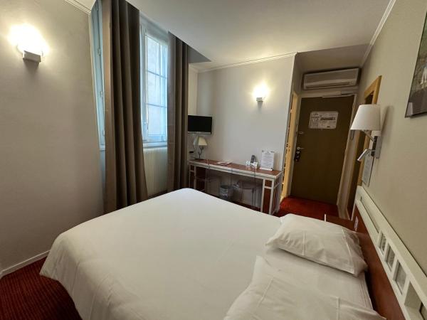 Logis Hôtel Restaurant LE MONARQUE : photo 5 de la chambre chambre double avec salle de bains privative