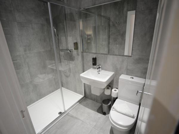 The 29 London : photo 7 de la chambre chambre triple avec douche et toilettes privatives